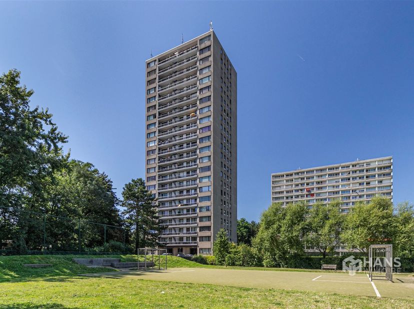 Instapklaar appartement (104 m²) met 3 slaapkamers, autostaanplaats en terras (10 m²) in Deurne.<br />
<br />
Aan de voet van het Bosuilplein bevind