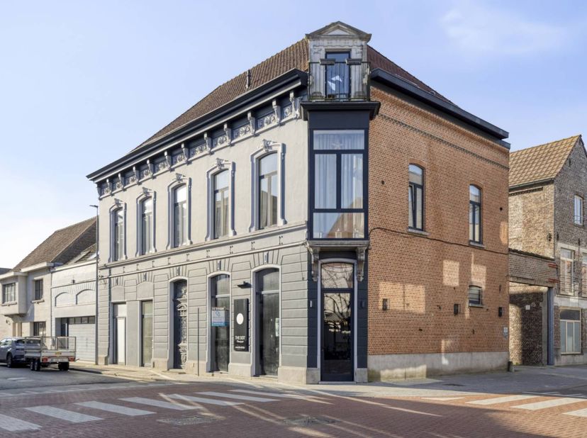 In residentie "De Dekenij" (herenhuis met uitstraling) bevindt zich dit instapklaar hoek appartement (78m² bewoonbare oppervlakte, EPC 179, conforme e
