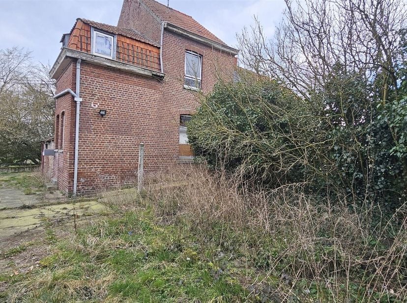 Prix: Offre 40.000 euros, frais d'agence non inclus et à charge de l'acquéreur.<br />
<br />
Dans le fond d'une ruelle piétonne, maison 3 façades à