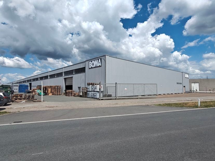 Uitstekend gelegen logistiek bedrijfsgebouw met een totale bebouwde oppervlakte van ca. 7.620 m², aangevuld met een ruim verhard buitenterrein. Dankzi