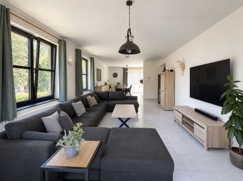 Met een bewoonbare oppervlakte van maar liefst 200 m², groter dan een gemiddeld woonhuis, biedt dit instapklare duplex-appartement een uitzonderlijk g