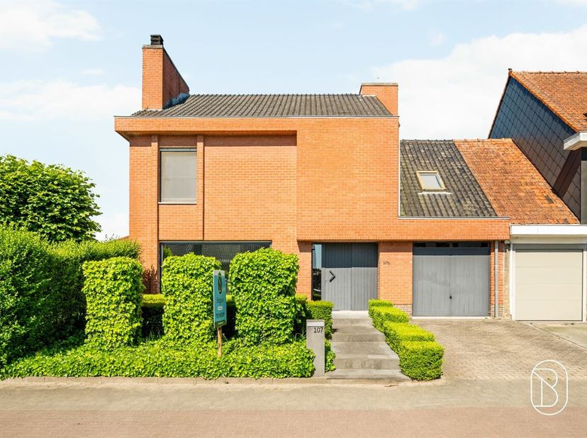 Op zoek naar een ruime en instapklare gezinswoning met tal van mogelijkheden? <br />
Deze verzorgde woning in Gullegem combineert comfortabele leefrui