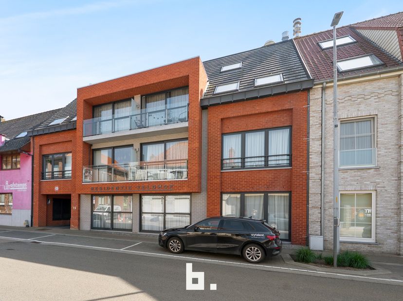Verrassend ruim en energiezuinig appartement met 3 slaapkamers in centrum Veldegem. Het appartement omvat een inkomhal met gastentoilet, ruime woonkam