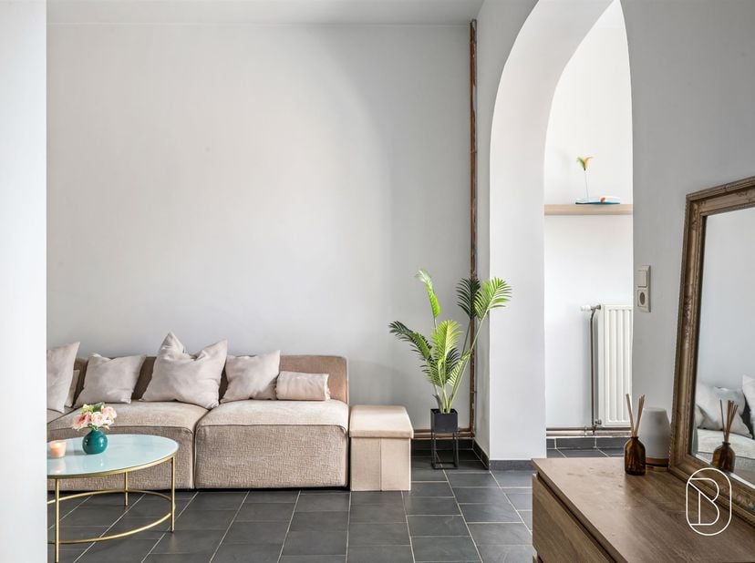 Bent u op zoek naar een woning met ruime kamers, veel potentieel en een aangename buitenruimte in een gewilde buurt? Dan zou dit charmante huis, ideaa
