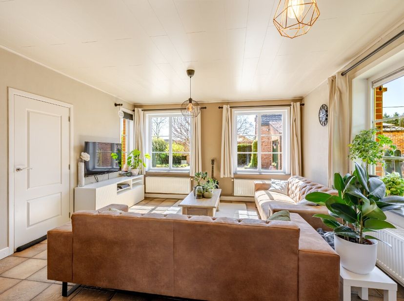 Ligging &amp; indelingIn het groene en rustige Wachtebeke bevindt zich deze charmante woning in landelijke stijl op een perceel van 706 m². Deze eigendom