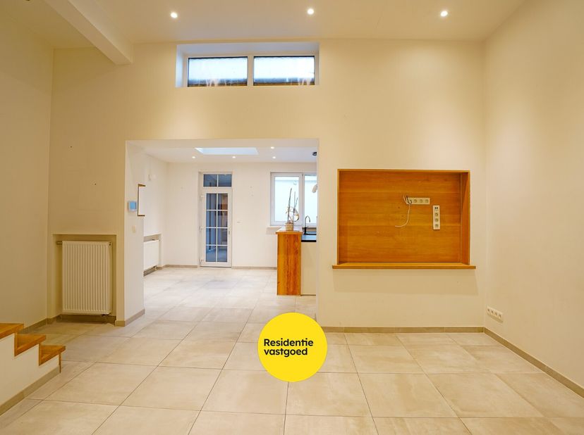 Herenhuis met handelsruimte &amp; wellness in Nieuwpoort-Stad<br />
In het centrum van Nieuwpoort-Stad bevindt zich dit gerenoveerde herenhuis (2015) met