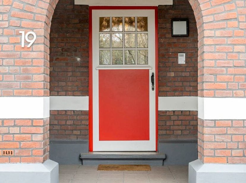 Rustig gelegen eengezinswoning momenteel volledig ingerichte groepspraktijk.<br />
Het gebouw betreft een halfopen, karaktervolle voormalige ingenieur