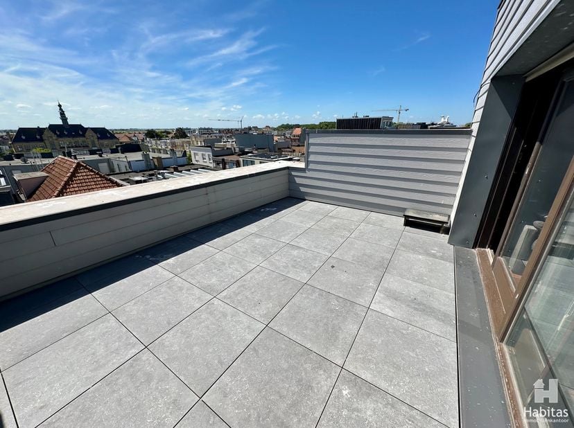 Dit penthouse op de 5de verd. van res. Seabird geniet van een uitstekende, volledig zongerichte ligging op slechts 150 m. van het strand van Wenduine.