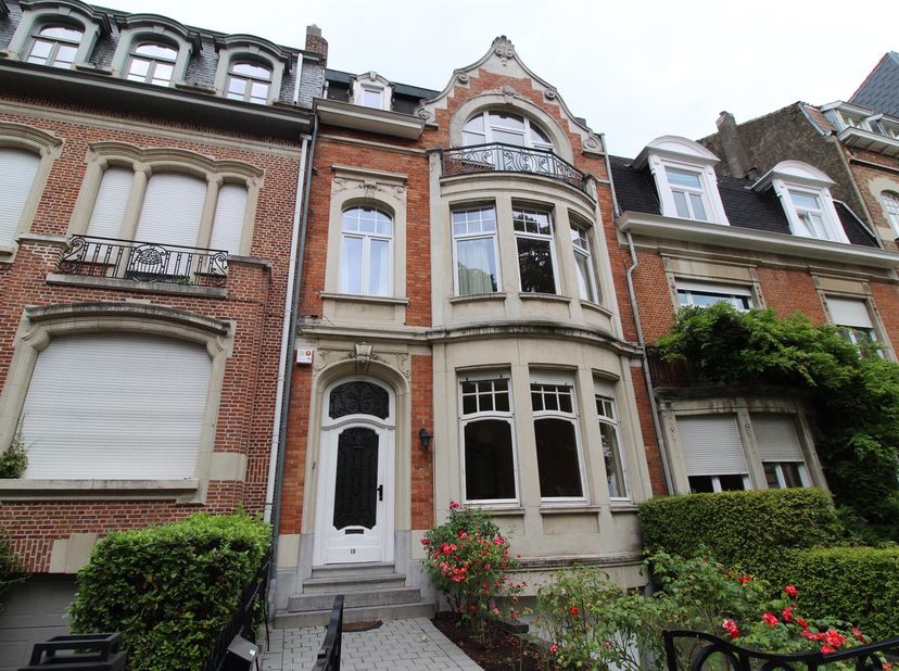 WOLUWE-SAINT-PIERRE, vlakbij Montgomery (metro Joséphine-Charlotte). Prachtig herenhuis (4 slaapkamers/2 badkamers) van 260 m² met tuin, garage en par