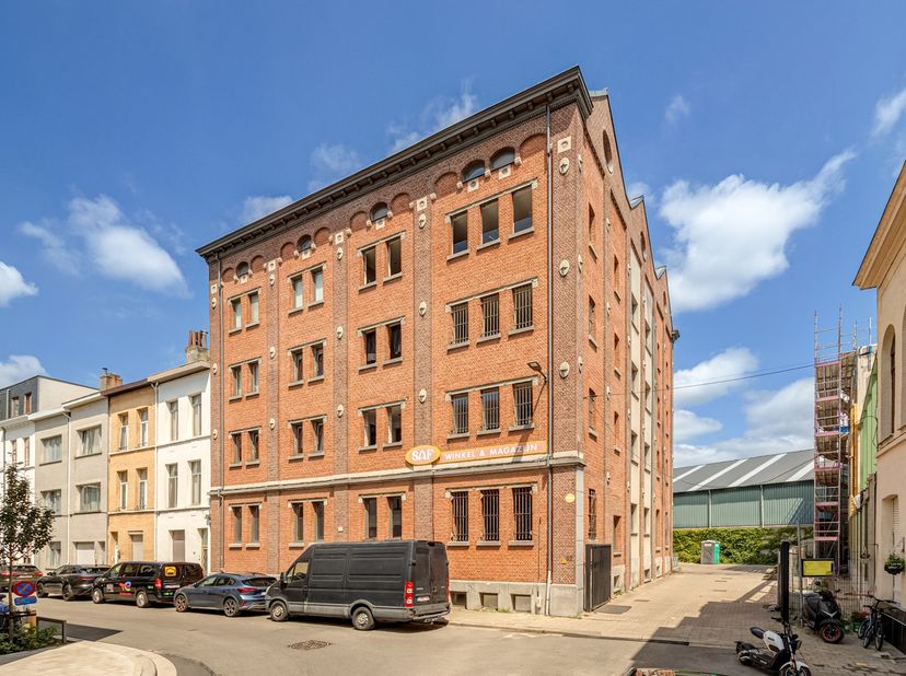 Prachtig gerenoveerde loft van 150 m² met terras en garagebox.Een unieke en karaktervolle loft voor wie houdt van ruimte, een open woongevoel en een e