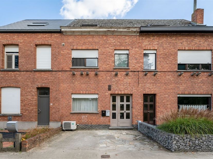 Maison de 3 chambres partiellement modernisée à Sint-Katelijne-Waver, près de Mechelen.<br />
Cette propriété polyvalente, actuellement divisée en deu