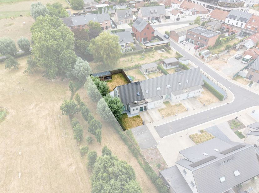 Rustig gelegen halfopen woning met landelijk zicht in kindvriendelijke wijk te Moorsele.<br />
Richtprijs 399 000 euro.<br />
Op het einde van een r