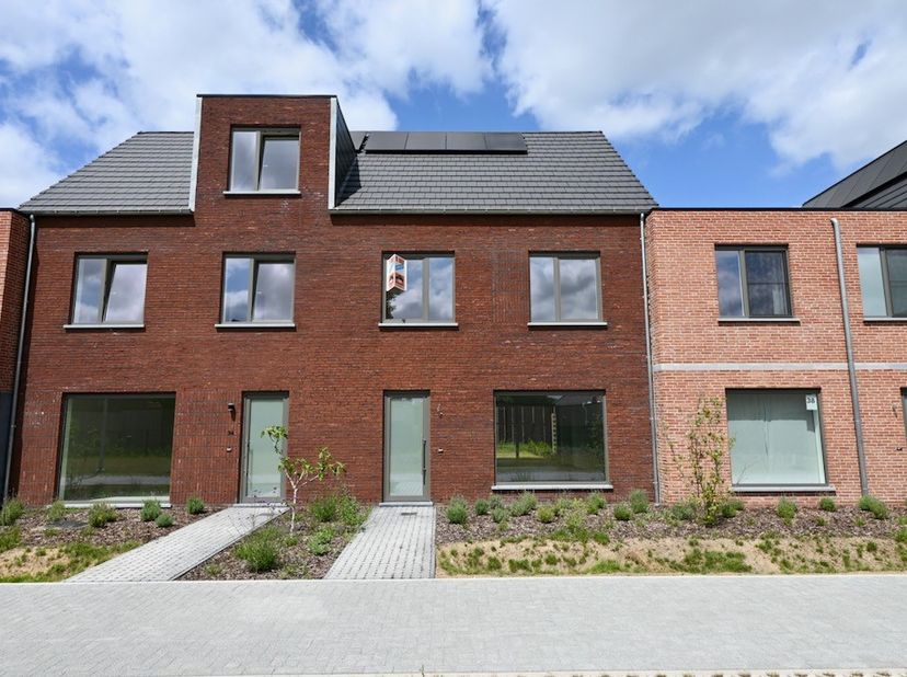 Nieuwbouwwoning met 3 slaapkamers + tuin .&amp;nbsp;<br />
<br />
Indeling : inkomhal , apart toilet , woonkamer met open keuken , berging .&amp;nbsp;<br />
V