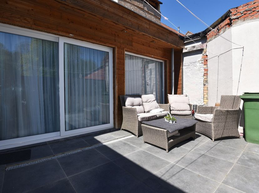 Rijwoning op 73 m² (98 m² bruikbare vloeroppervlakte ) met :<br />
Gelijkvloers:<br />
- leefruimte<br />
- open keuken met spoelbak, gaskookfornuis,