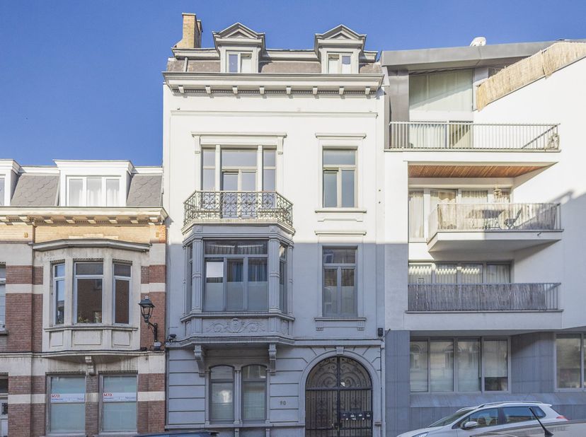 Dit karaktervolle duplex penthouse appartement in Vorst bevindt zich op de derde verdieping van een kleinschalige en goed onderhouden mede-eigendom in