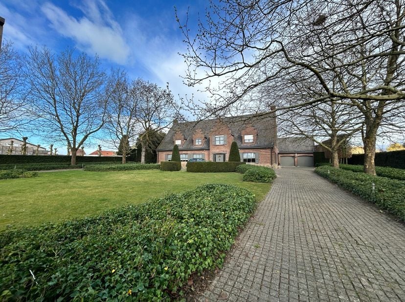 * Ruime oprit* Gelegen in BPA industriezone* Privé bureel met zicht op tuin* Ruime kelder* Overal elektrische rolluiken beneden* Living in parket* Zwe