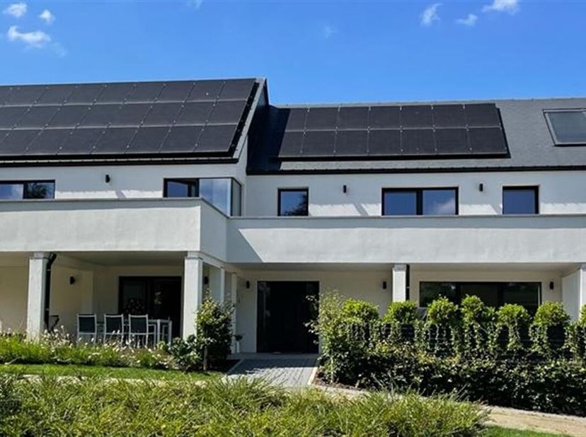 Cette propriété est située dans la campagne de Nethen, une commune de Grez-Doiceau dans le Brabant wallon, dans une zone verte et tranquille avec un a
