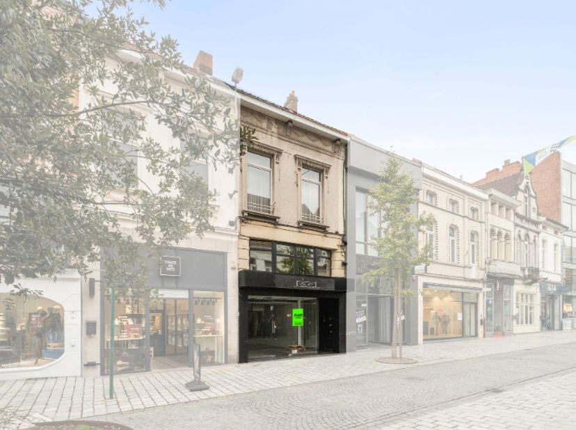 Langs de Ooststraat te Roeselare vinden we dit ruim winkelpand met bijhorende woning terug. Gelegen langs de drukste winkelstraat van Roeselare is dit