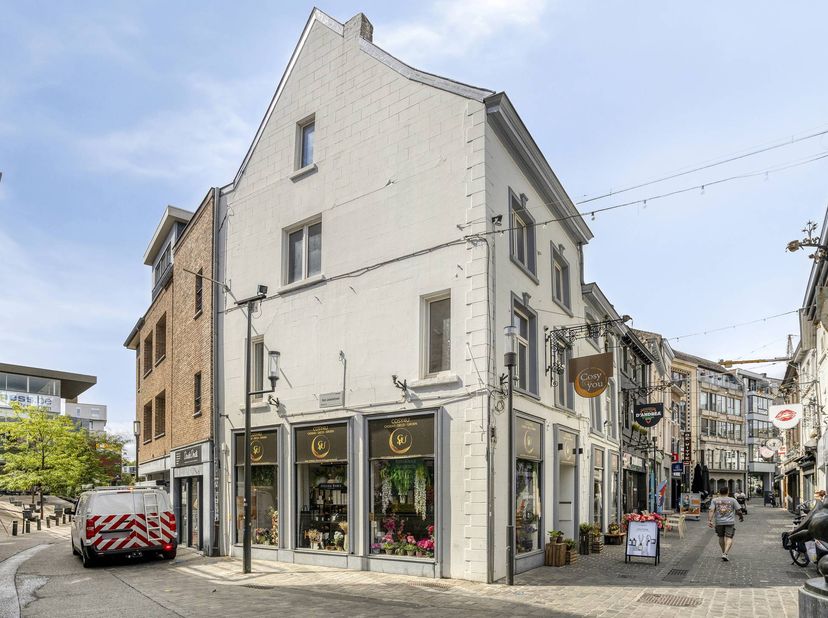 Dit handelspand is gelegen aan de Maastrichterstraat 31 in Hasselt, midden in het commerciële hart van de stad en op wandelafstand van de Grote Markt.