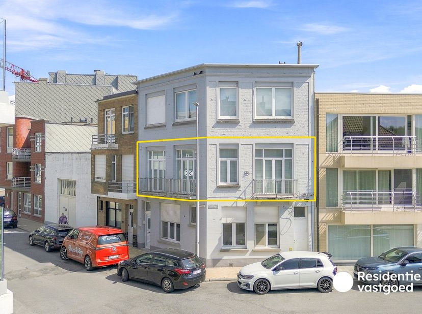 Op zoek naar een instapklaar appartement op een centrale ligging in Wenduine? Dan is dit recent totaal gerenoveerde 2-slaapkamerappartement zeker een