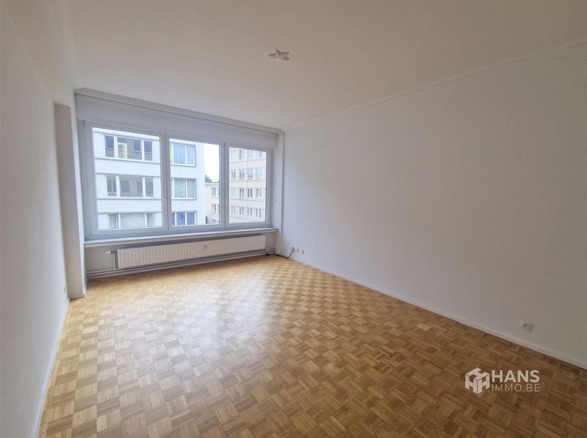 Goed gelegen 1-slaapkamer appartement in het centrum van Antwerpen stad.<br />
<br />
Indeling: <br />
<br />
Inkomhal voorzien van een ingemaakte