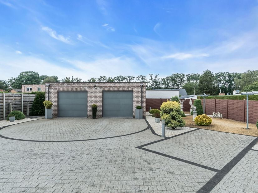 Bent u op zoek naar een verzorgde gezinswoning waar ruimte, comfort en veelzijdigheid centraal staan? Dan is deze vrijstaande woning in Dilsen-Stokkem