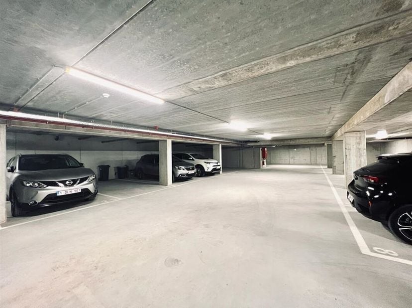Overdekte ondergrondse autostaanplaats bevindt zich aan het appartementsgebouw Nest nabij het centrum van Beveren. <br />
De autostaanplaats met numme