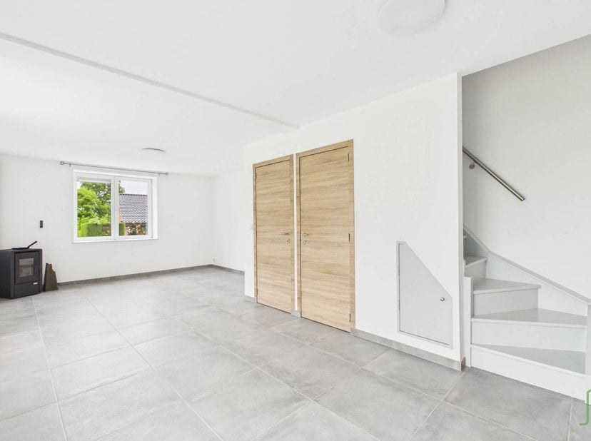 LOYER : 960€. Découvrez cette agréable maison entièrement rénovée, offrant des espaces modernes et fonctionnels, idéale pour une famille à la recherch