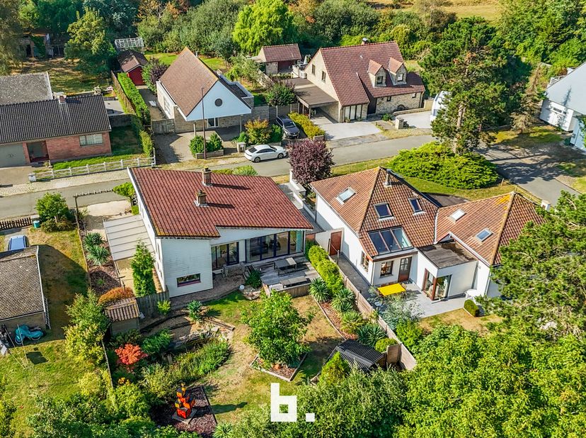 Deze charmante woning is gelegen op een mooi perceel van maar liefst 525 m² en beschikt over twee slaapkamers. De absolute troef van deze woning is de