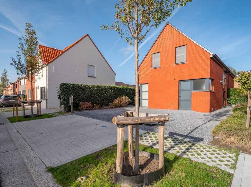 De ligging<br />
Deze instapklare woning werd opgericht in 2006 op een mooi perceel grond van 403 m² groot. De ligging is werkelijk uitmuntend, in een