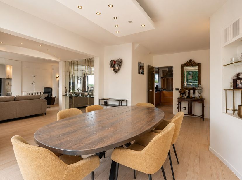 Luxueus duplexappartement met 3 slaapkamers, 2 badkamers, 3 terrassen en ruime leefruimte op toplocatie!<br />
<br />
INDELING:<br />
<br />
Gelijkvlo