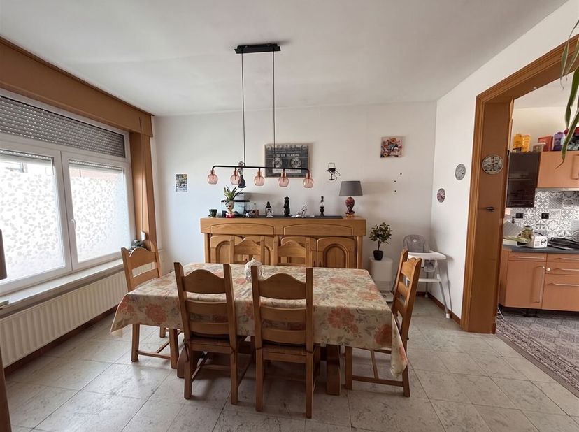 Spacieuse maison 4 chambres, à parachever, sise en plein coeur de Péruwelz. <br />
Le bien comprend au rez-de-chaussée : un hall dentrée, un salon, un