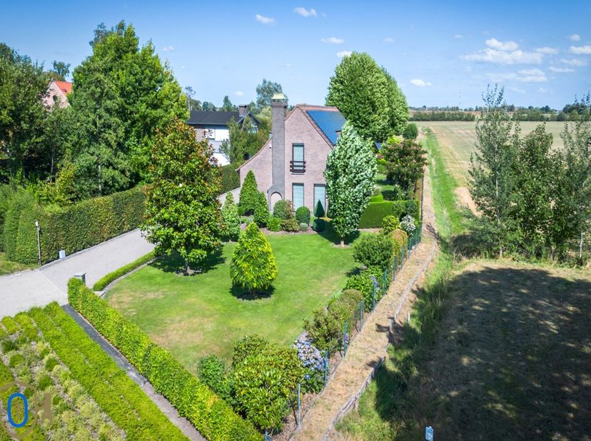 ONTHAASTINGSOPPORTUNITEIT : Compleet onttrokken aan de massa verschuilt deze villa met royaal woonoppervlak zich in de geborgenheid &amp; privacy van zijn