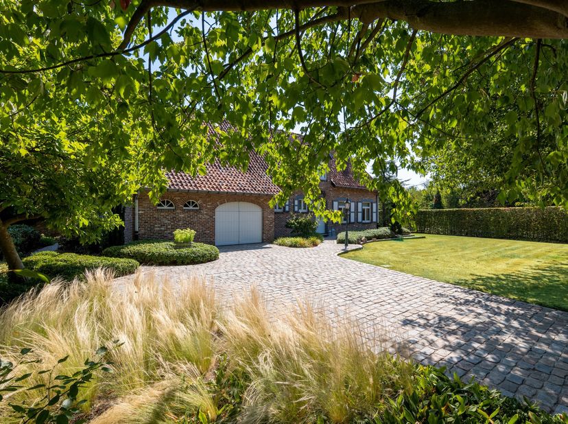 Sfeervolle, ruime villa, gelegen op zuidgeoriënteerd perceel van 4.335m² met unieke ligging omgeven door weilanden. De gerenoveerde woning van 1981 is
