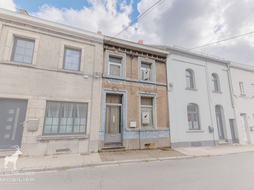 Makelaarsreferentie: V7170-434<br />
*** VIRTUELE TOUR: https://immo360.immo-facile.com/vtour/fr/zkc2uz/frame ***<br />
Te renoveren woning met veel p