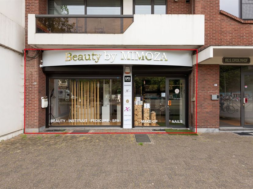Commercieel gelijkvloers/kantoor/handelspand (95m²) biedt tal van mogelijkheden voor zelfstandigen/vrije beroepen op centrale ligging te Mortsel! <br