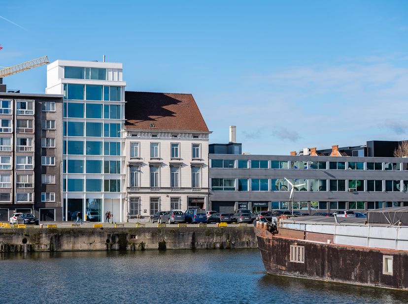 Exclusief en lichtrijk appartement aan de Nieuwe Dokken – Gent<br />
<br />
Stijlvol wonen aan het water, op wandelafstand van Dok Noord en het centru