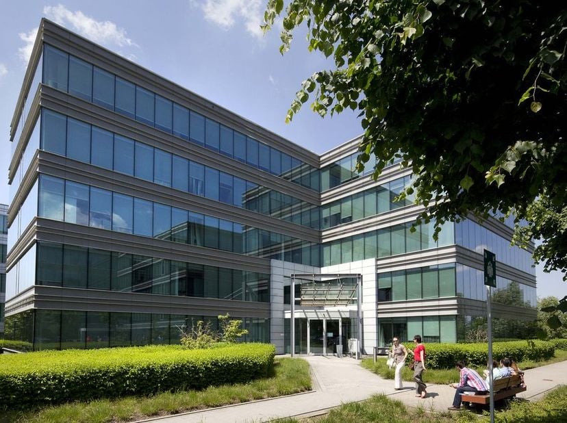 Bureaux / espaces polyvalents prêts à l’emploi de 2 000 m² à louer, idéalement situés à proximité du Ring de Bruxelles, dans la périphérie nord de Bru
