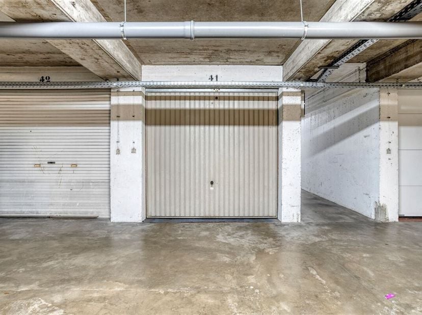 Deze garagebox staat te koop aan het Sporthalplein pal in het centrum van Wilrijk. De garagebox is gelegen vlakbij de Bist en de Kern. <br />
Bijkomen