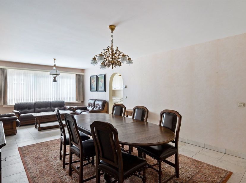 Instapklaar appartement met 2 slpks, terras en staanplaats in centrum Lier!<br />
Dit instapklare appartement bevindt zich op een uitstekende locatie