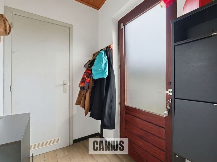 HALFOPEN GELIJKVLOERSE WONING MET DRIE SLAAPKAMERS<br />
Deze praktische halfopen bungalow bevindt zich in een doodlopende straat in een aangename res