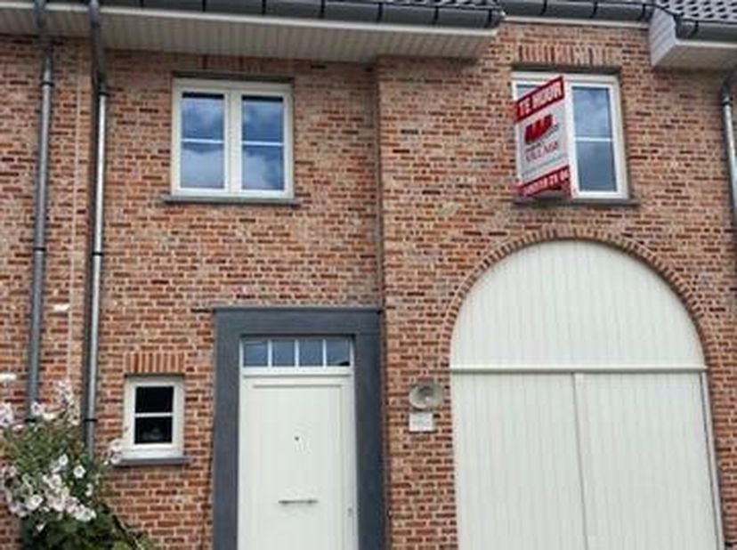 Uitstekend gelegen instapklare en recente gezinswoning met op het gelijkvloers: inkomhall met gastentoilet, ruime en zonnige leefkeuken met eiland, li