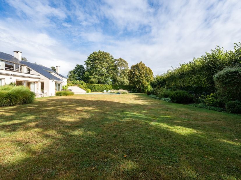 Rhode-Saint-Genèse, nichée au cœur du quartier ultra-recherché de l'ancien golf, SUPERBE VILLA (4CH/3SDB/PISCINE/TENNIS) à rafraîchir sise sur un terr