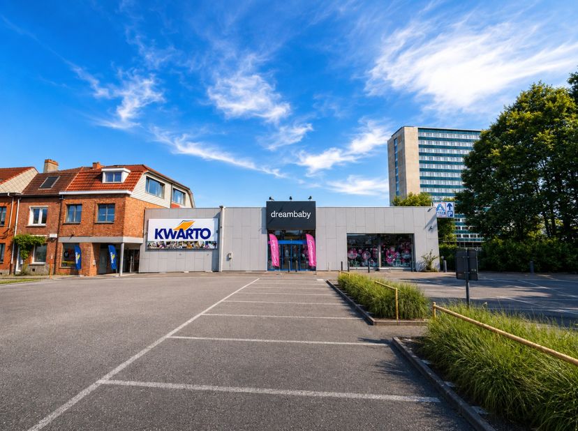 TE HUUR - GENT. Bent u op zoek naar een instapklare commerciële ruimte met een uitstekende bereikbaarheid en ruime parkeergelegenheid? Dan is deze win