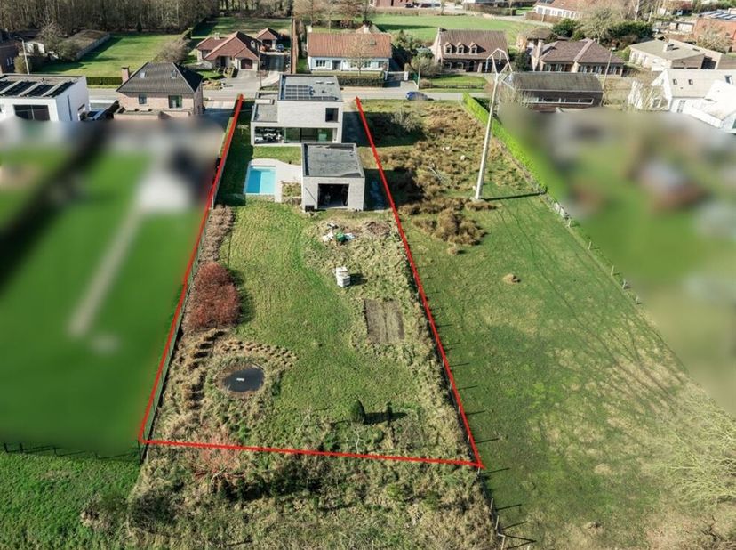 Recente energiezuinige woning (2021) met zwembad, bijgebouw en praktijkmogelijkheden op perceel van 18 are. <br />
In een rustige straat, op een boogs