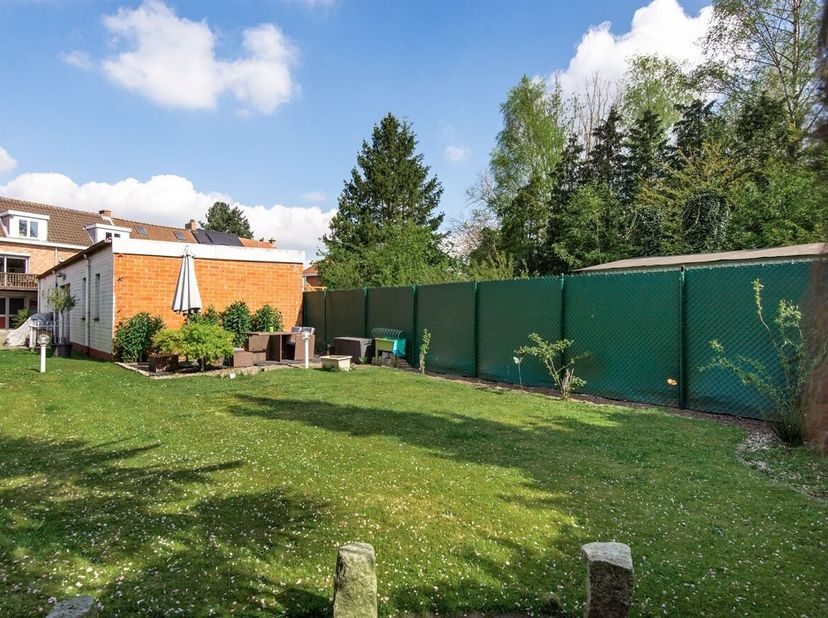 Découvrez cette propriété commerciale polyvalente avec habitation, une opportunité unique pour ceux qui souhaitent combiner vie et travail dans un seu