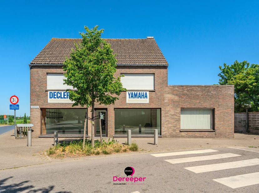 Bent u op zoek naar een woning met tal van mogelijkheden, ruimte en potentieel? Dan is dit veelzijdige eigendom beslist een bezoek waard. Gelegen op e