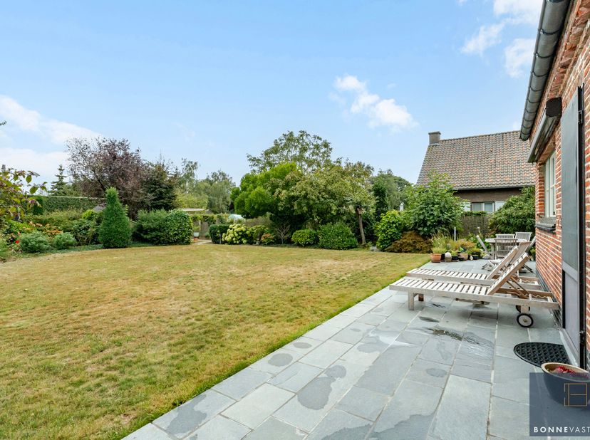 Bent u op zoek naar een woning gelegen op een rustige locatie met vlotte verbinding richting E40 én vlakbij faciliteiten zoals winkels, scholen, bakke