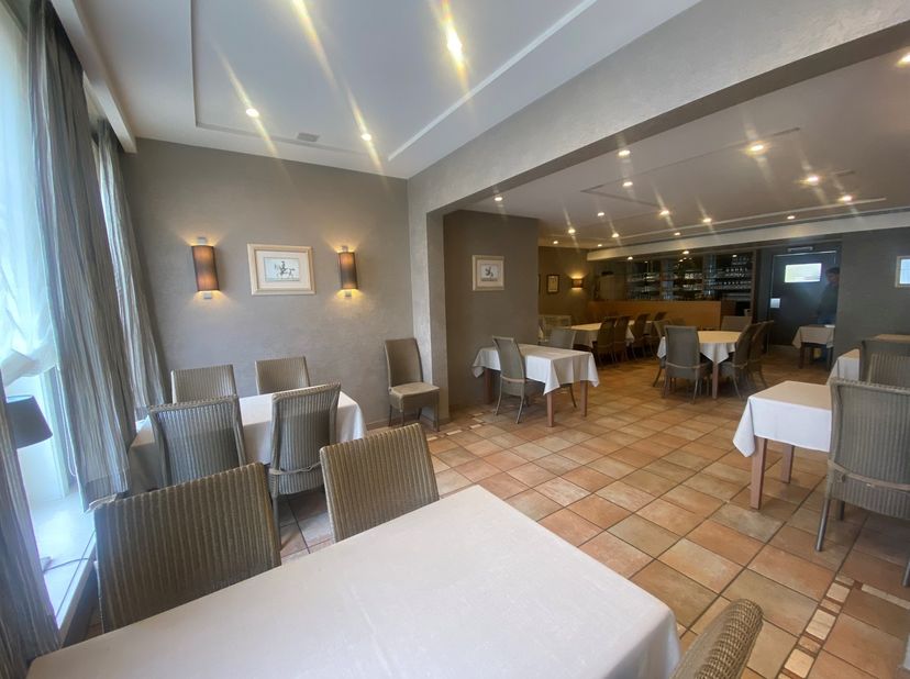 Stekene - Kemzeke, commerciële ruimte voor kantoor of vrij beroep<br />
<br />
Dit pand deed voorheen dienst als restaurant 't Reintje en kan ingevu