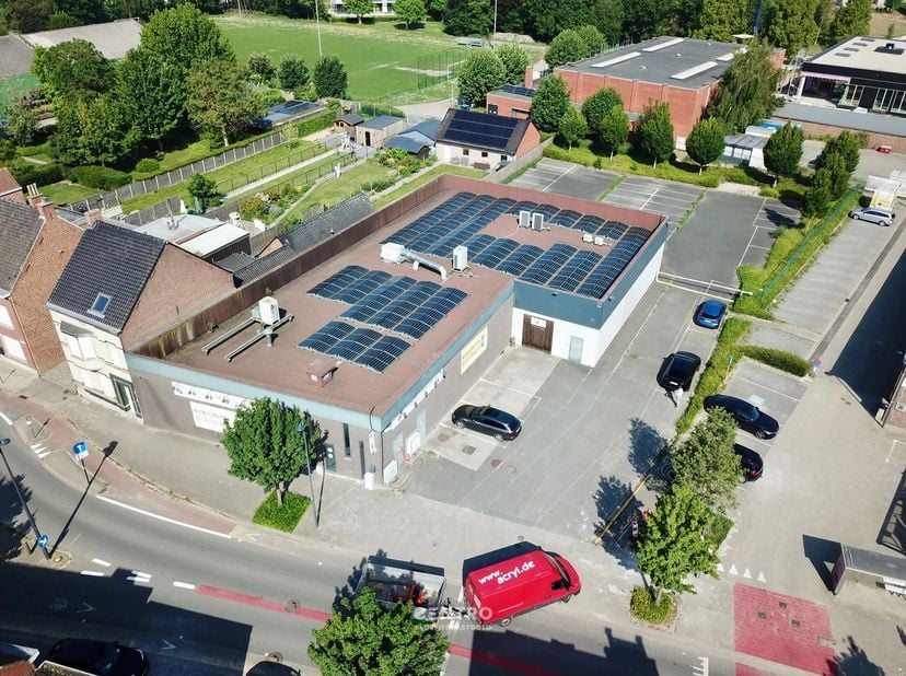 Benaderende OPPERVLAKTEN:<br />
Constructie - bewoonbare oppervlakten<br />
Handelspand: 782m²<br />
<br />
Grondoppervlakte<br />
Totale grondoppervl